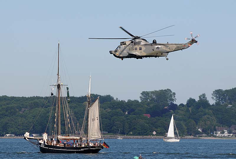 Bild 8.JPG - Sea KIng during flight demonstration